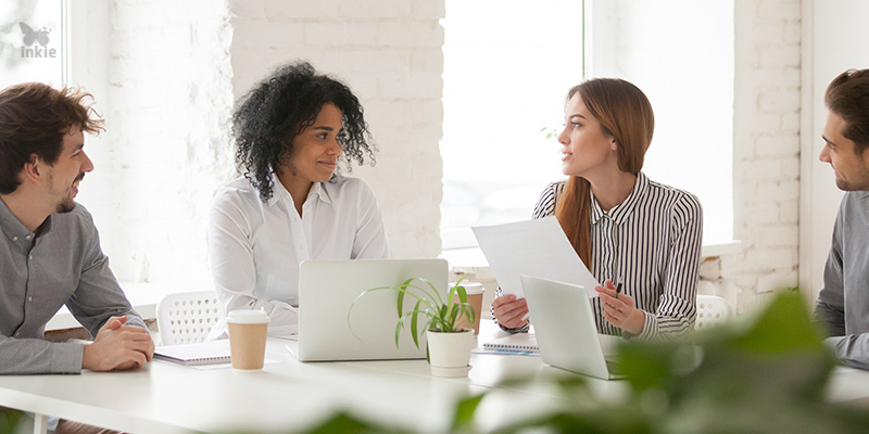 Profissionais reunidos discutindo sobre o marketing de indicação