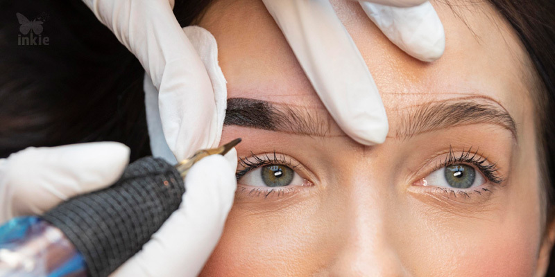Mulher fazendo procedimento de retoque de micropigmentação