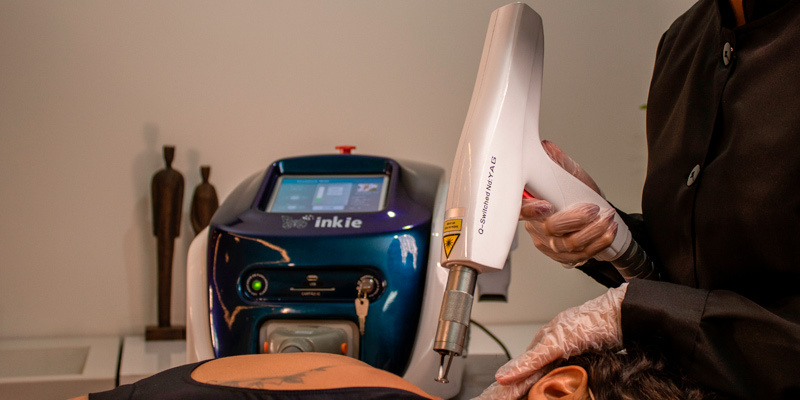 Profissional usando o aparelho de despigmentação a laser com anvisa, Inkie Laser