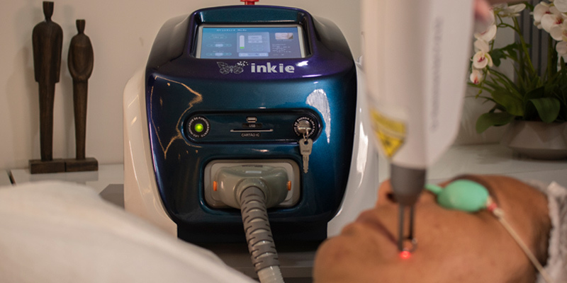 Mulher realizando procedimento para apagar micropigmentação de boca com o Inkie